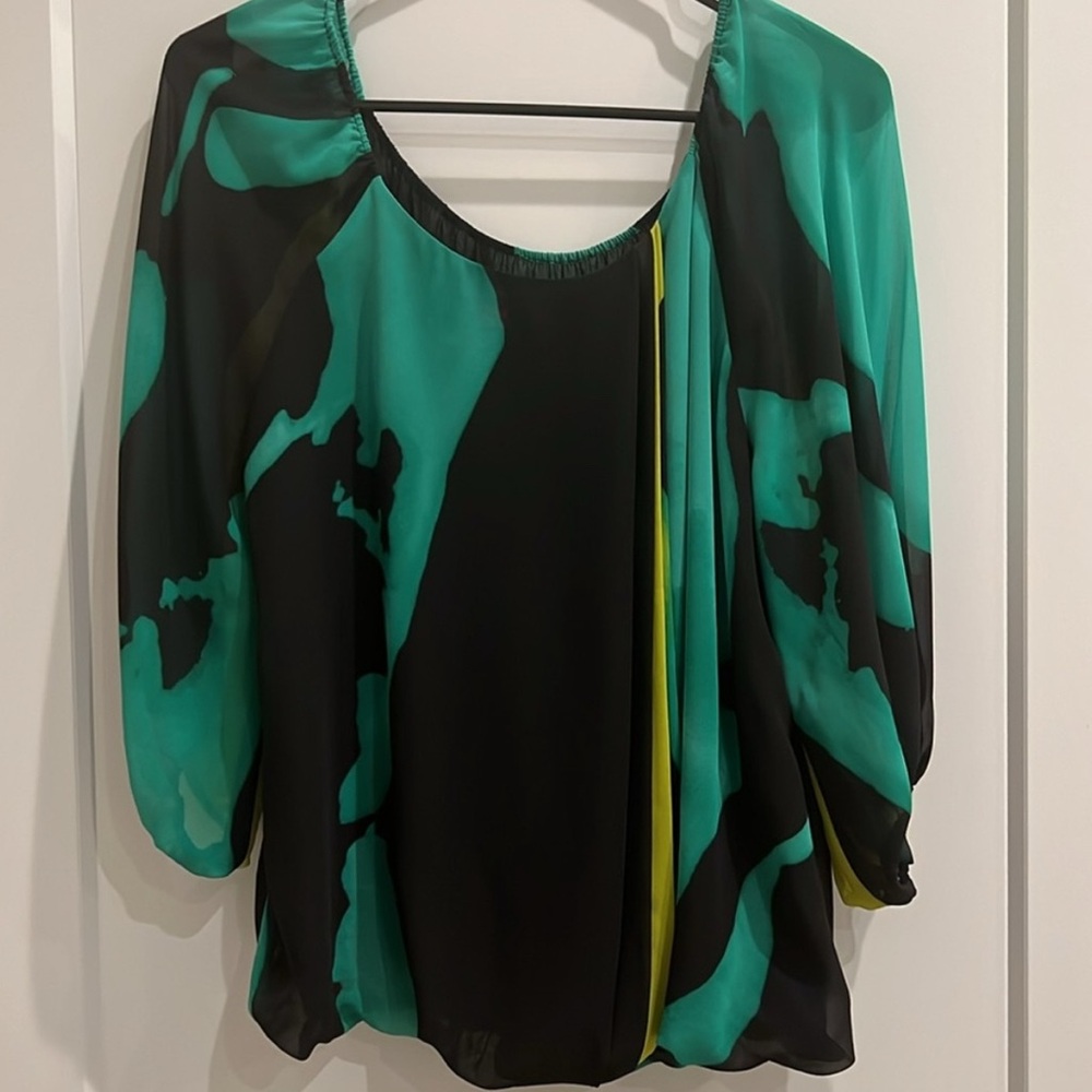 Vince Camuto Green and Black Graphic 3/4 Sleeve Blouse